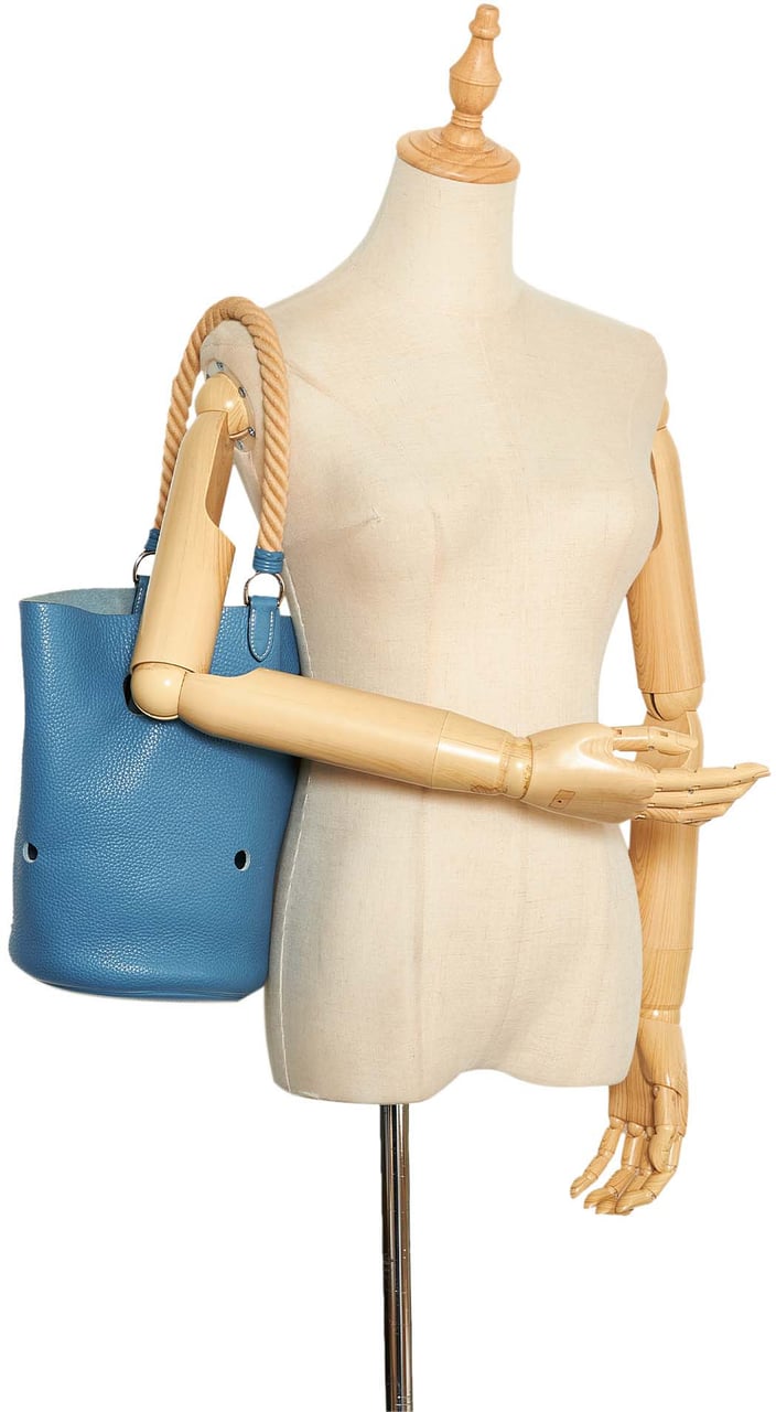Hermès Clemence Mangeoire Bucket PM Blauw