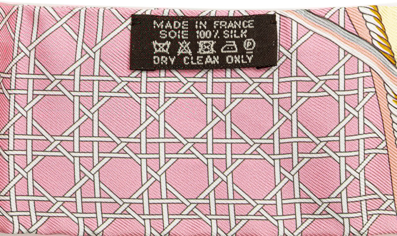 Hermès Les Voitures a Transformation Twilly Silk Scarf Roze