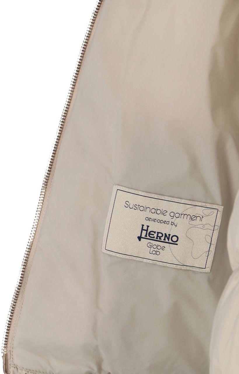 Herno Minimalist White Jacket With Structured Silhouette And High Collar Neutraal