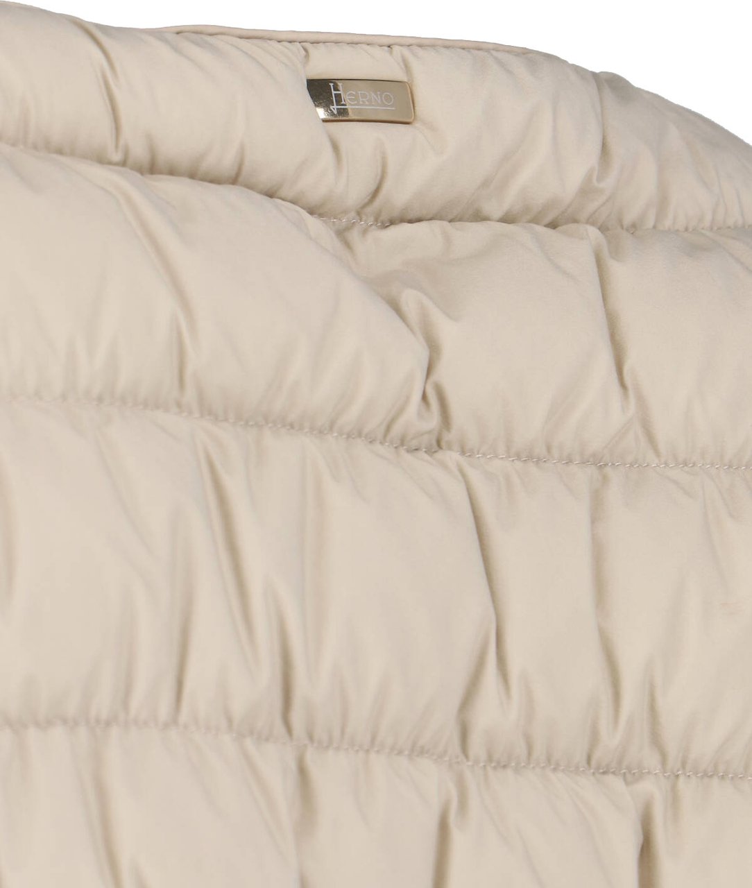 Herno Minimalist White Jacket With Structured Silhouette And High Collar Neutraal