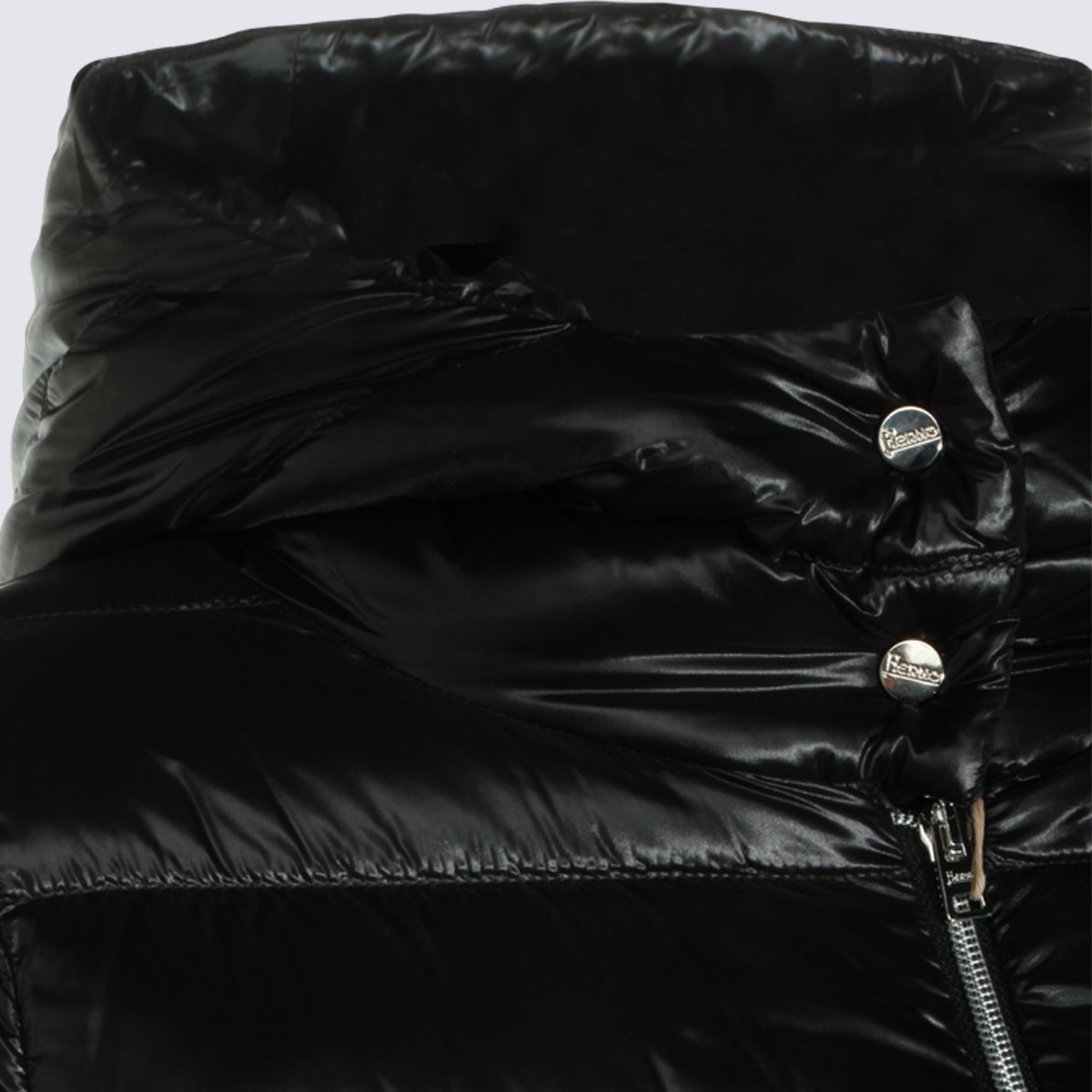 Herno Shiny Black Puffer Jacket With High Collar And Cropped Length Zwart