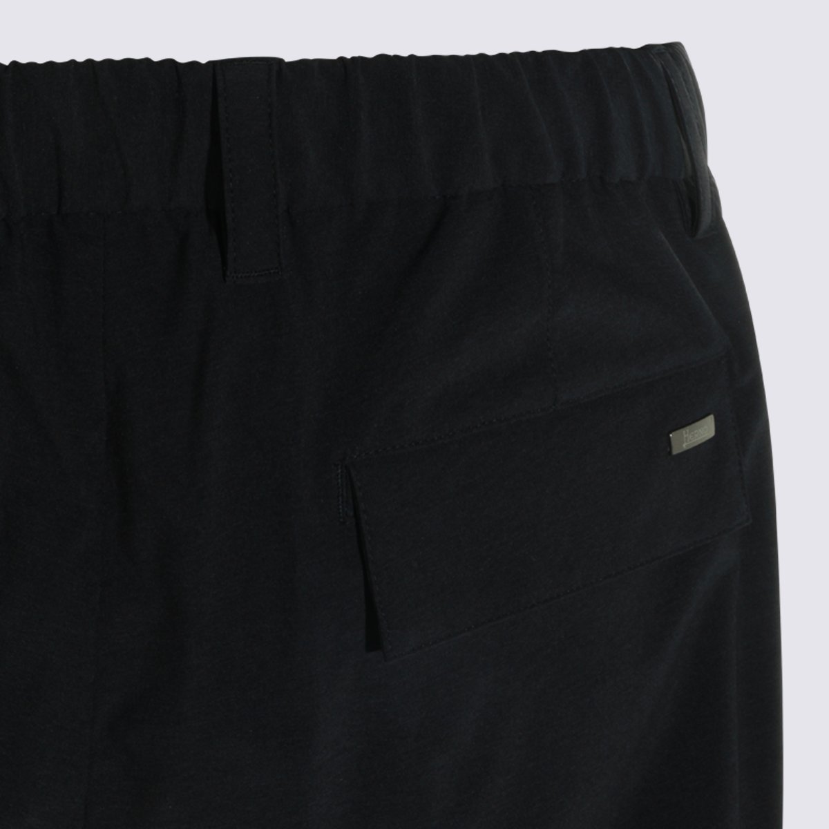 Herno Tapered Black Trousers With Elastic Waistband And Flap Pockets Zwart