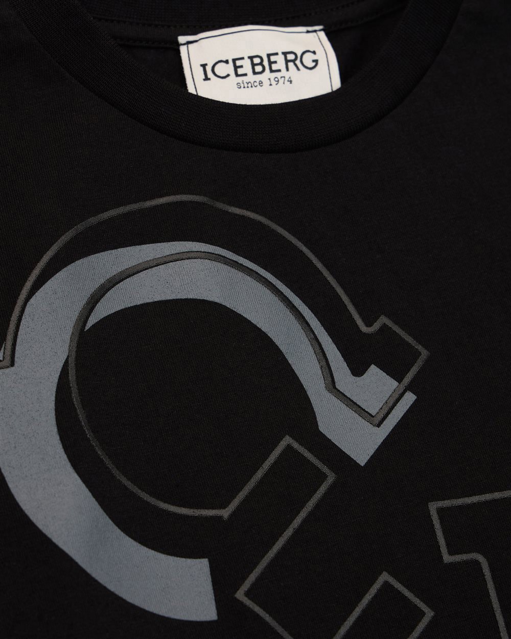 Iceberg KIDS - Black Cotton Crewneck T-Shirt with Lettering Print on the Bust Zwart
