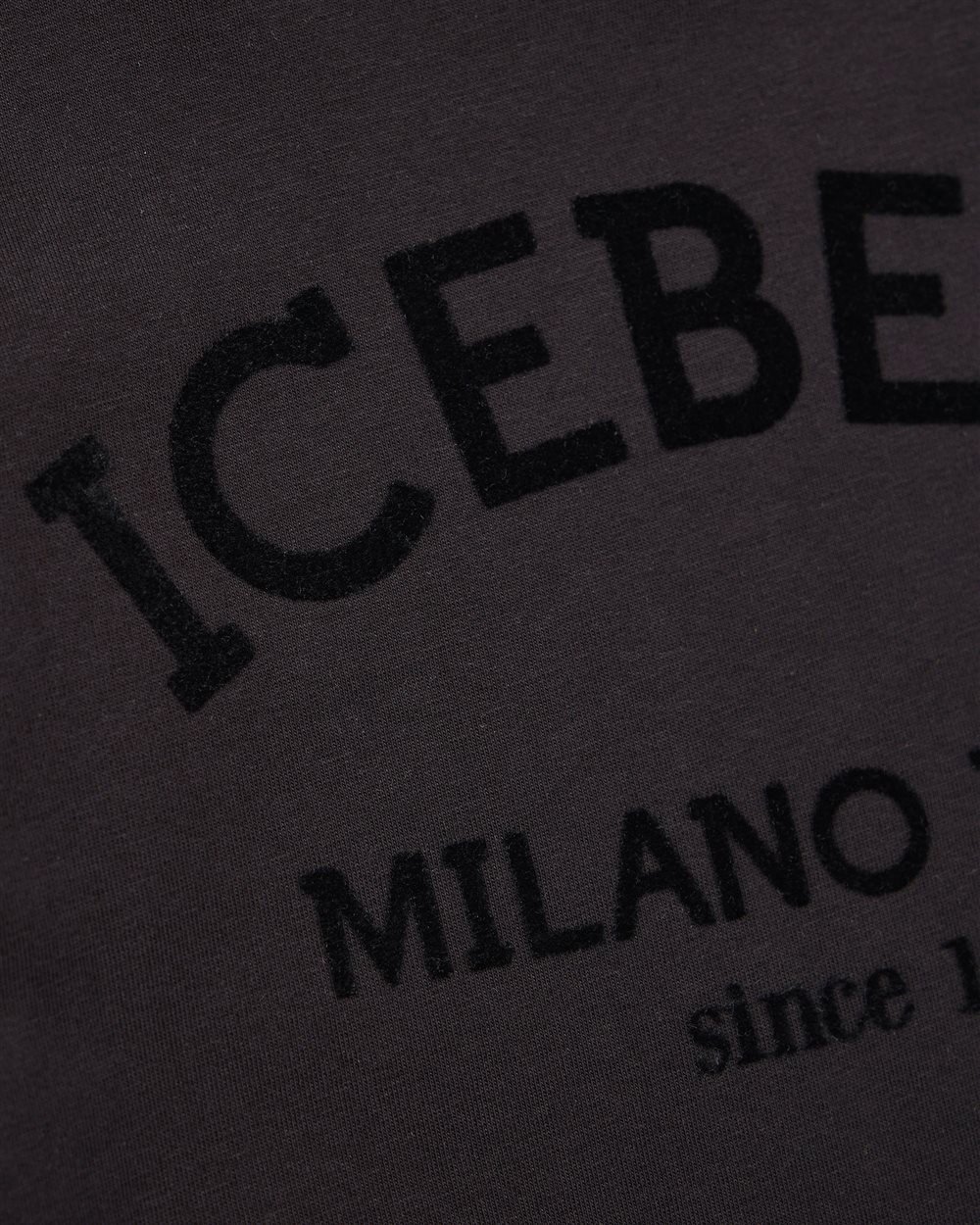 Iceberg KIDS - Black long-sleeved T-shirt with tone-on-tone Iceberg logo Zwart