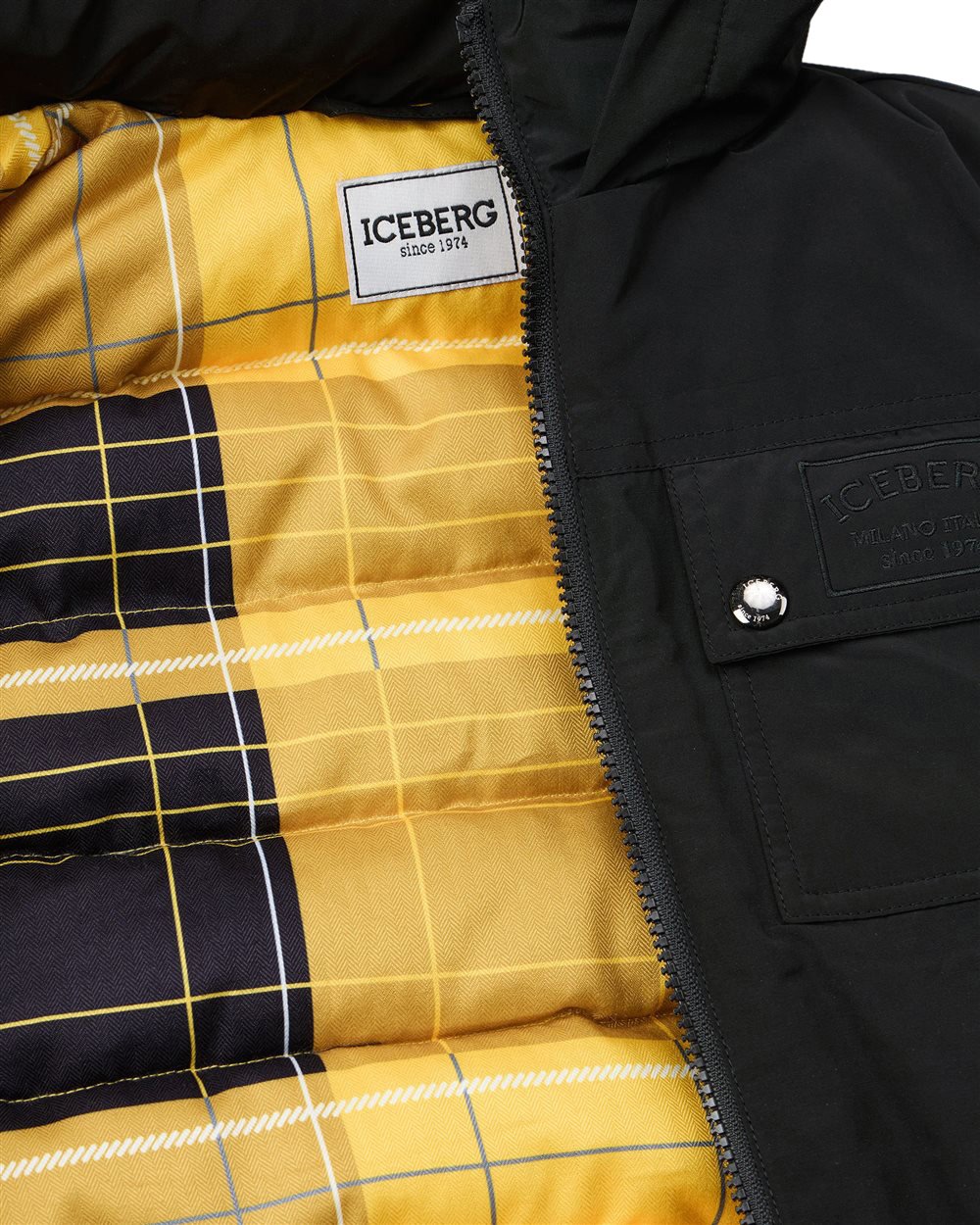 Iceberg KIDS - Black windbreaker with hood and tone-on-tone zip pockets Zwart