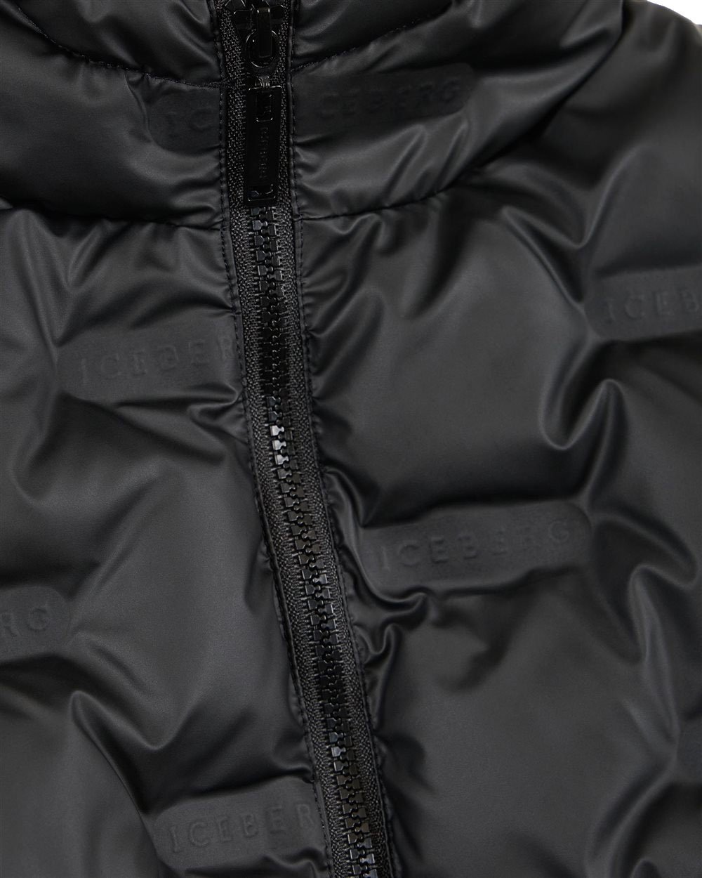 Iceberg KIDS - Iceberg Black Hooded Down Jacket with Allover Logo Zwart