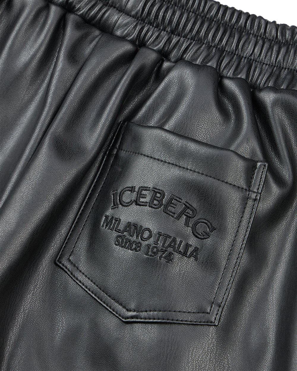 Iceberg KIDS - Black boxer shorts in shiny fabric Zwart