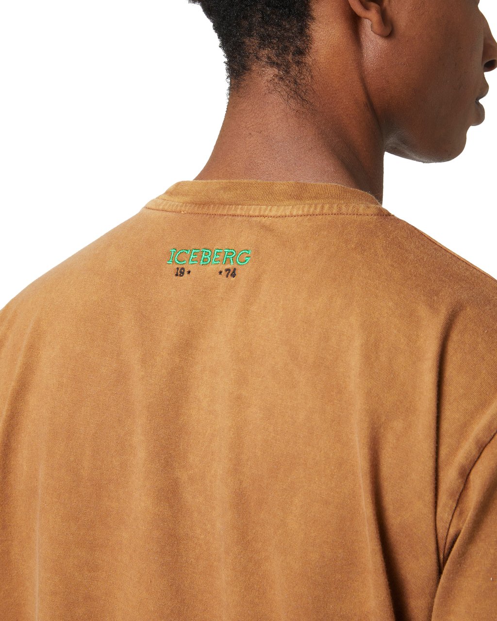 Iceberg Vintage spirit, contemporary irony: the Peanuts T-shirt in hazelnut version Bruin