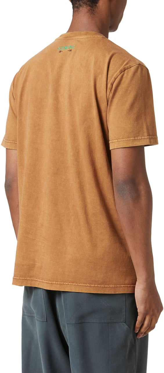 Iceberg Vintage spirit, contemporary irony: the Peanuts T-shirt in hazelnut version Bruin