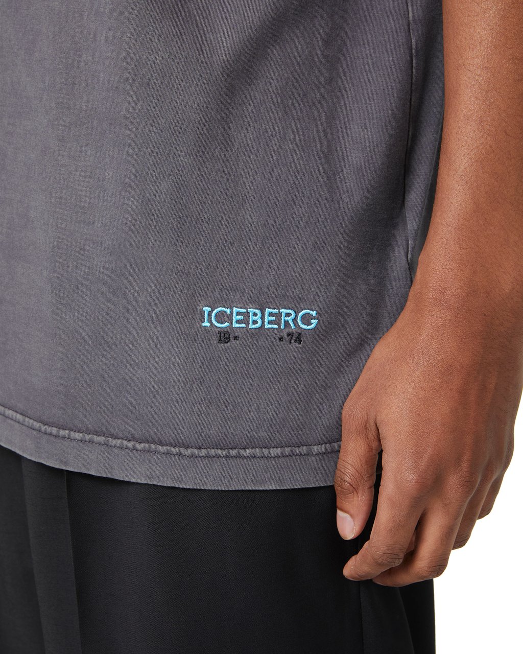 Iceberg Relaxed style, graphic attitude: the Peanuts T-shirt in dark grey Grijs