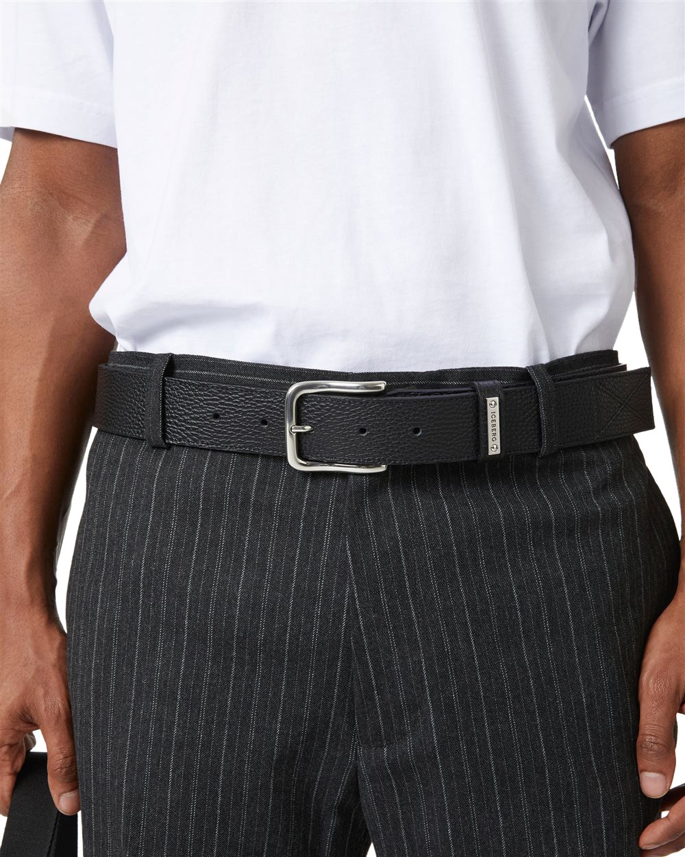 Iceberg Black hammered leather belt: artisanal elegance with distinctive details Zwart