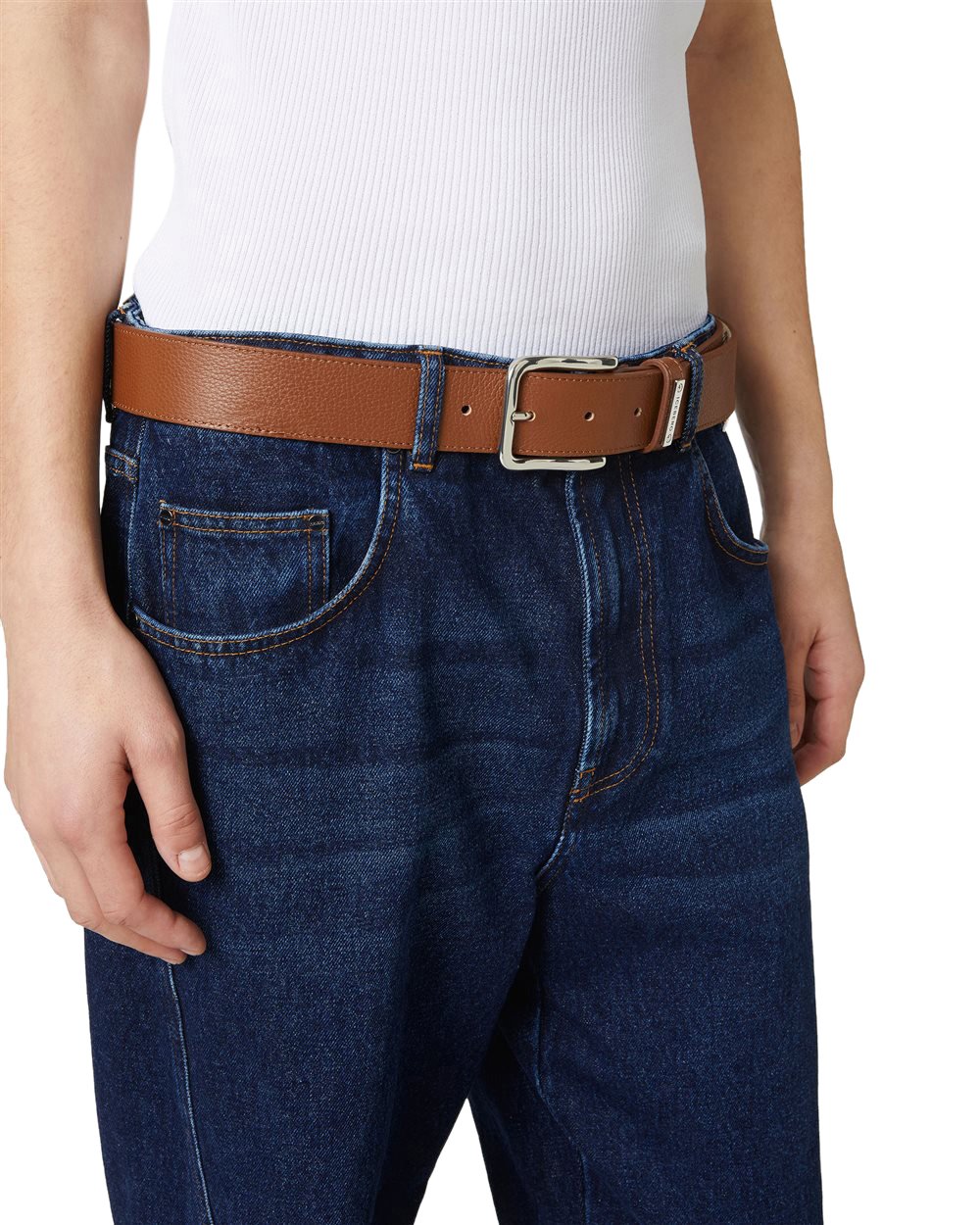 Iceberg Hazelnut hammered leather belt: artisanal elegance with distinctive details Bruin