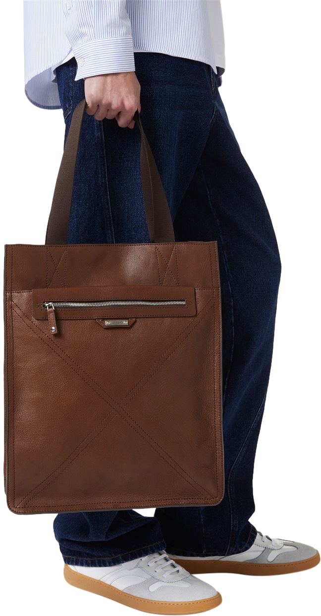 Iceberg Maxi shopper in hazelnut leather with cross stitching and metal logo plate Bruin
