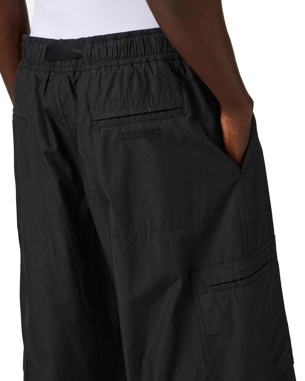 Iceberg Black cargo pants in garment-dyed technical parachute fabric with belt Zwart