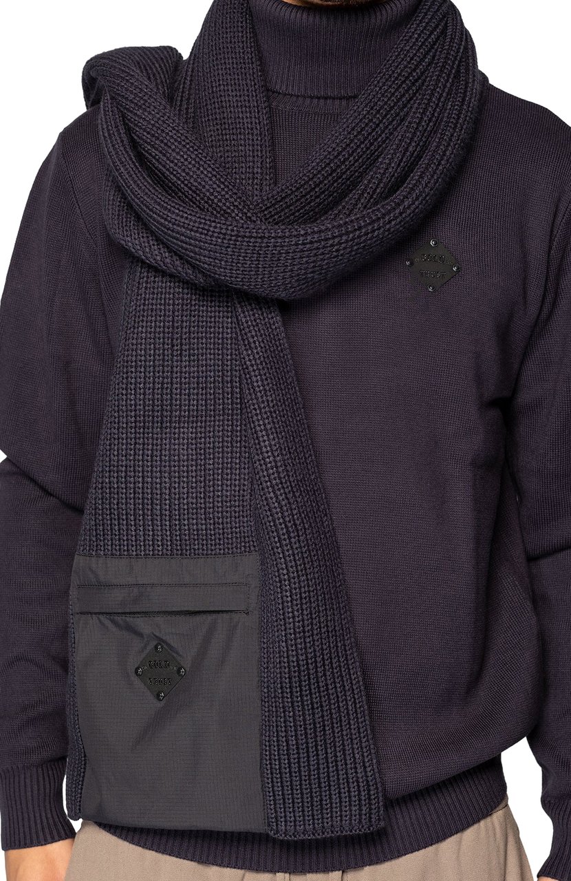 In Gold We Trust The Nada Salute Blauw