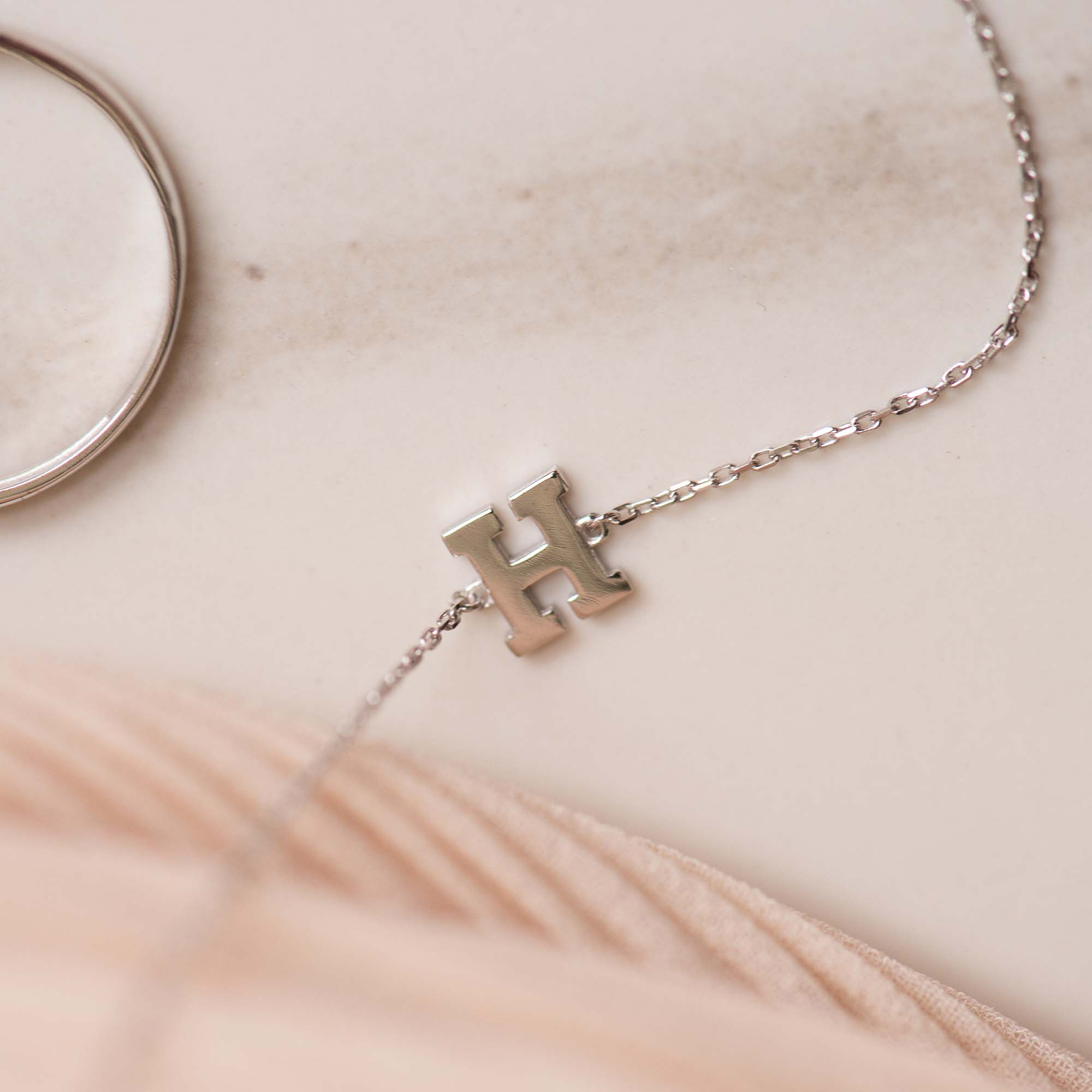 Isabel Bernard Rachel Armband - Letter V Zilver