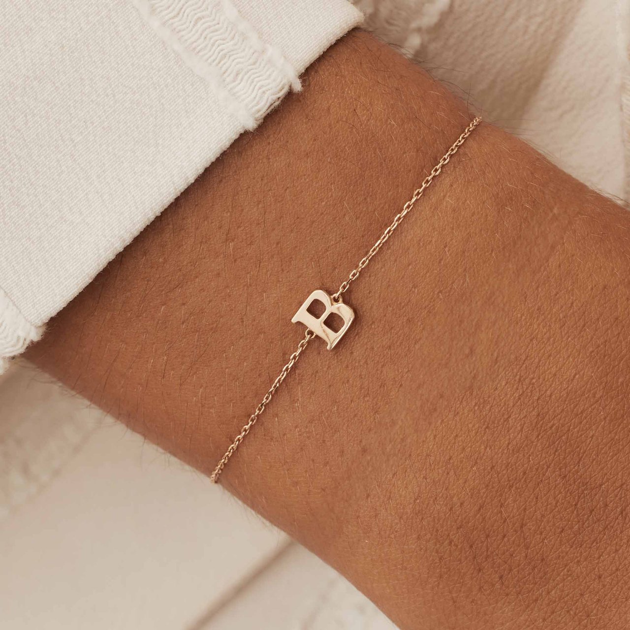 Isabel Bernard Rachel Armband - Letter Q Roze