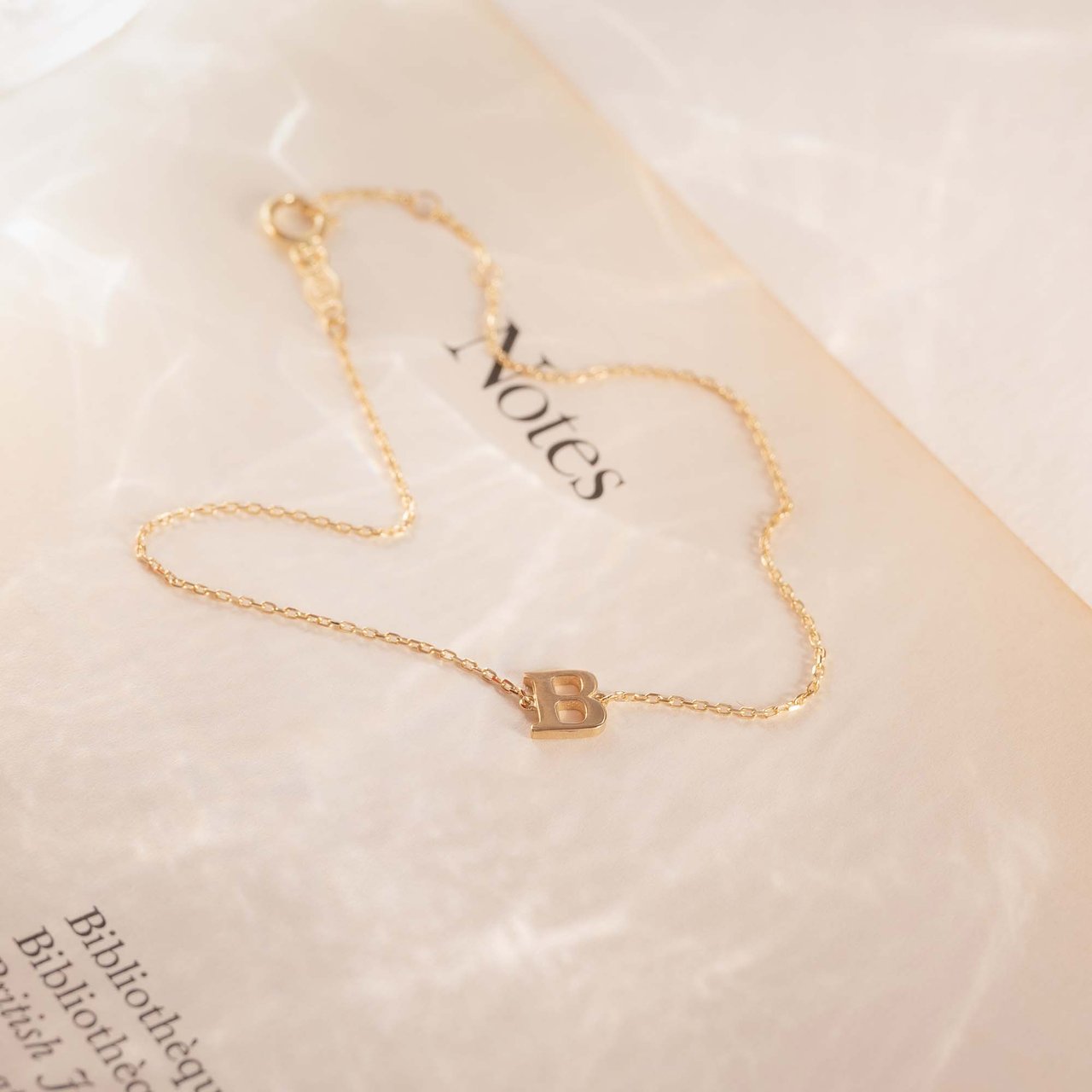 Isabel Bernard Rachel Armband - Letter K Goud