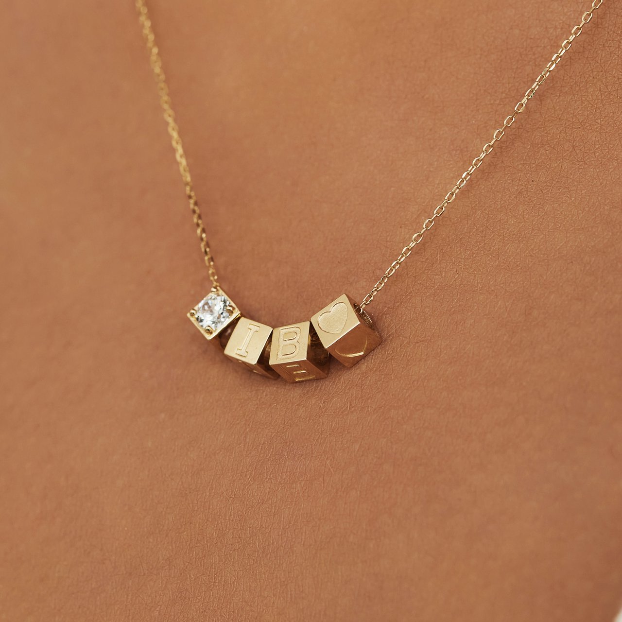 Isabel Bernard - Letter E Goud