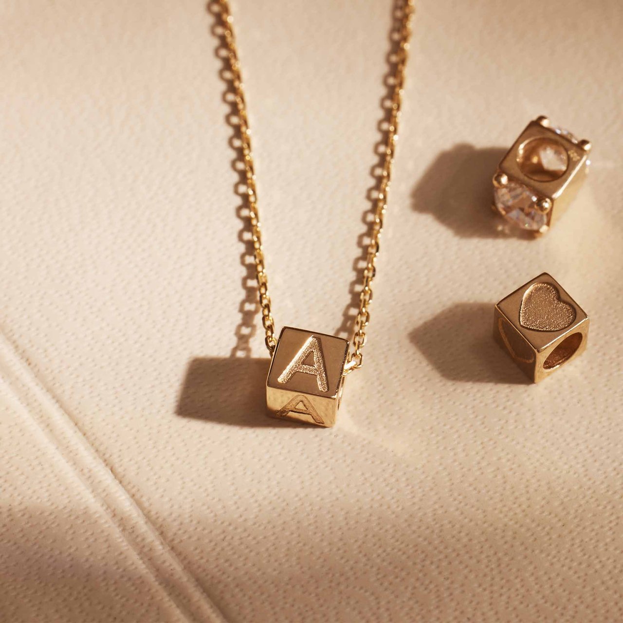 Isabel Bernard Felie Bedel - Letter S Goud