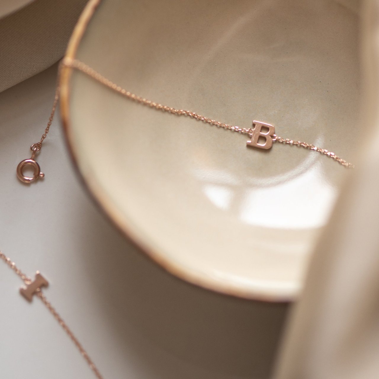 Isabel Bernard Saint Germain Rachel - Armband - Witgoud - Letter W Roze