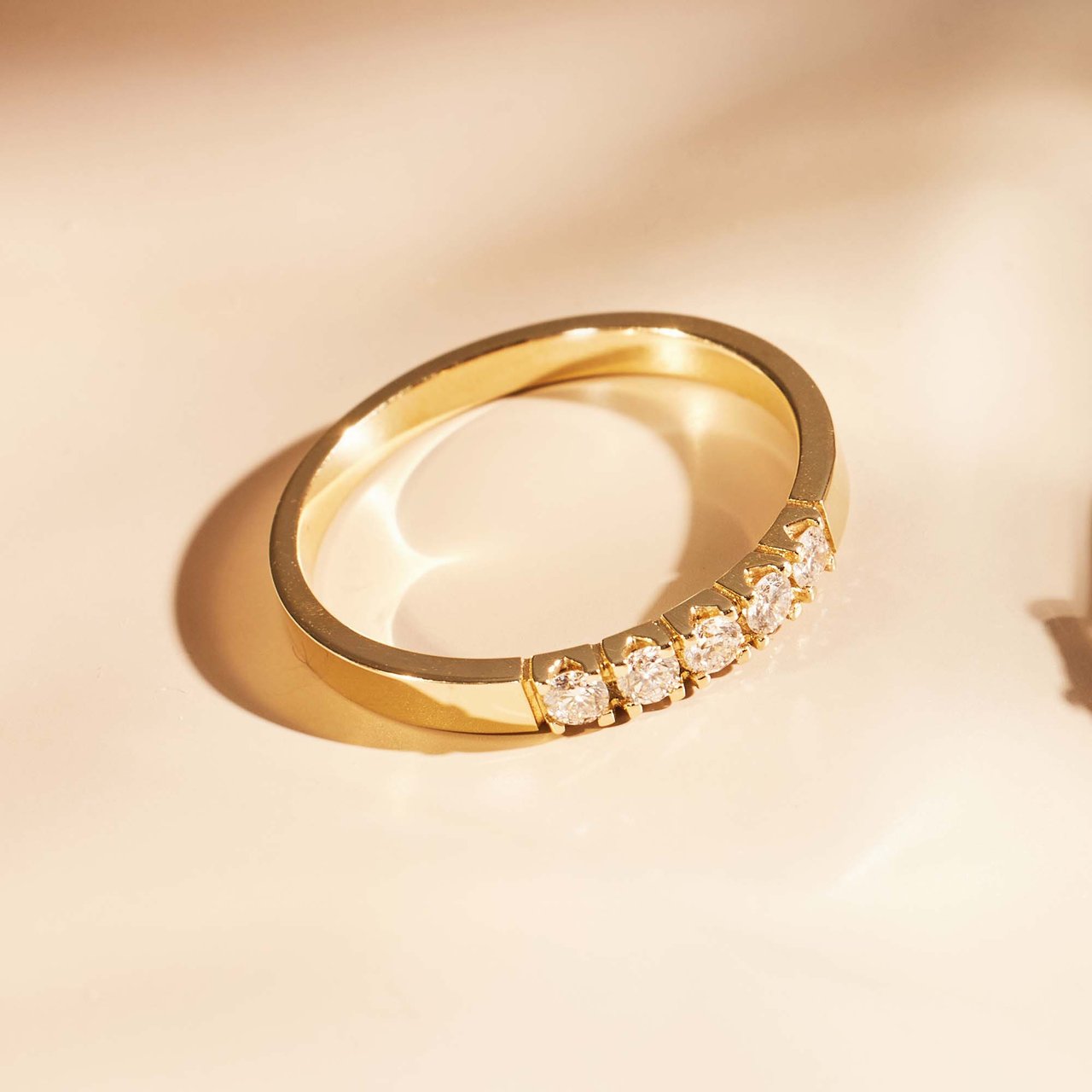 Isabel Bernard De la Paix Madeline Ring met Diamant Goud