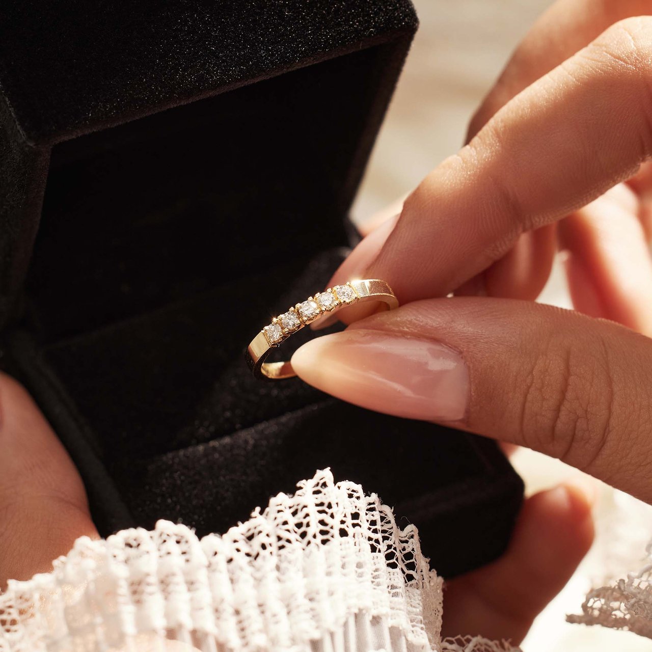 Isabel Bernard De la Paix Madeline Ring met Diamant Goud