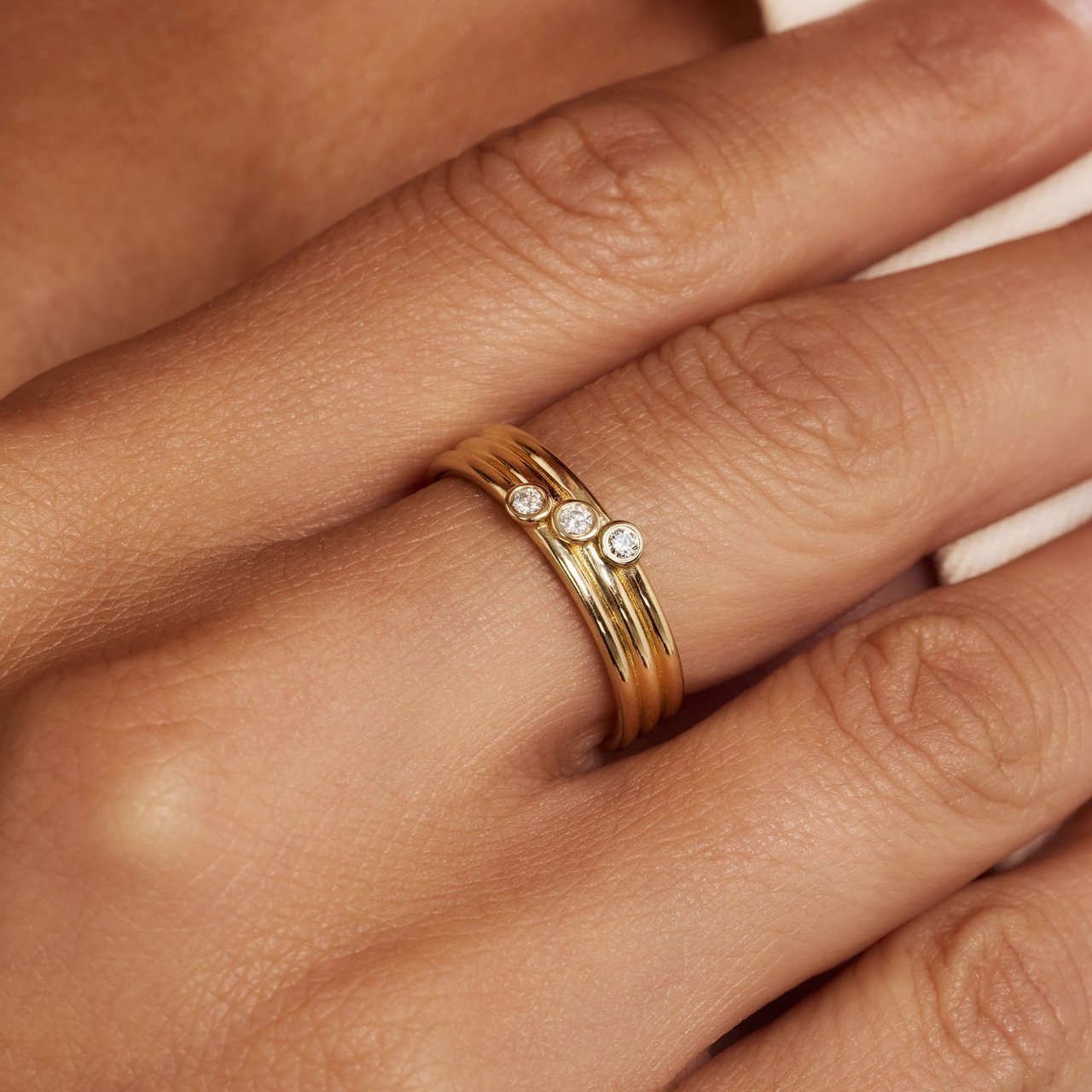 Isabel Bernard De la Paix Viviane Ring met Diamant Goud