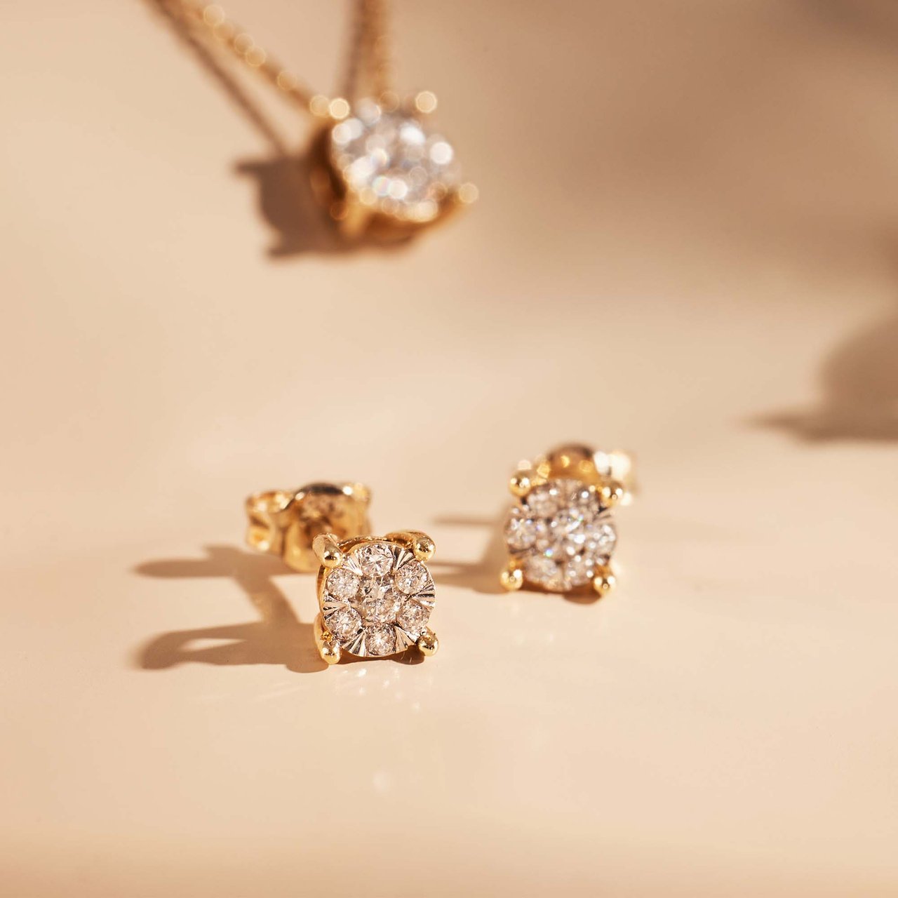 Isabel Bernard De la Paix Hanaé Oorknoppen met Diamant Goud
