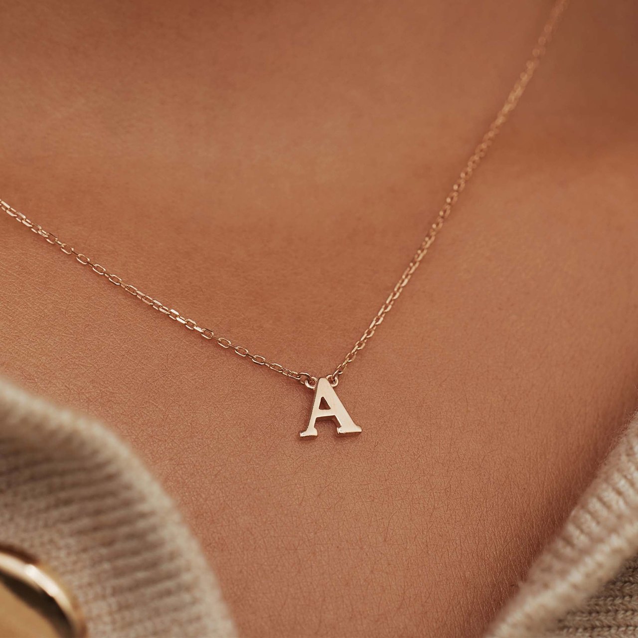 Isabel Bernard Le Marais Chloe - Ketting - Roségoud - Letter T Roze