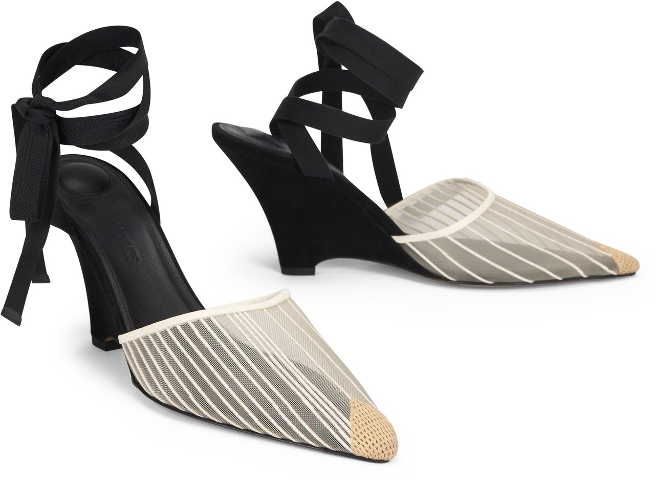 Jacquemus Elegant shoes with heel and decorative ribbon Neutraal