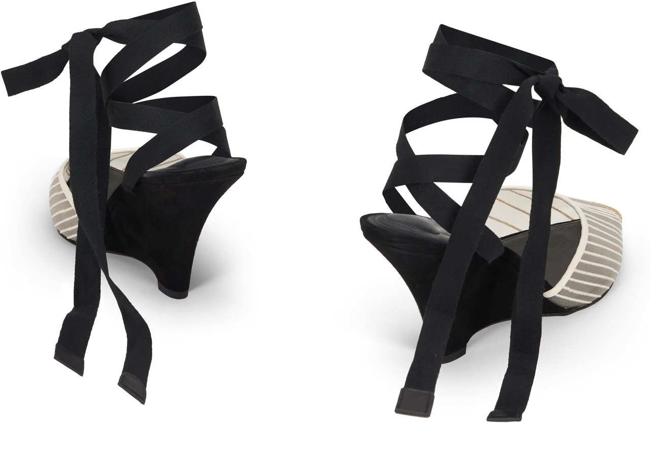 Jacquemus Elegant shoes with heel and decorative ribbon Neutraal