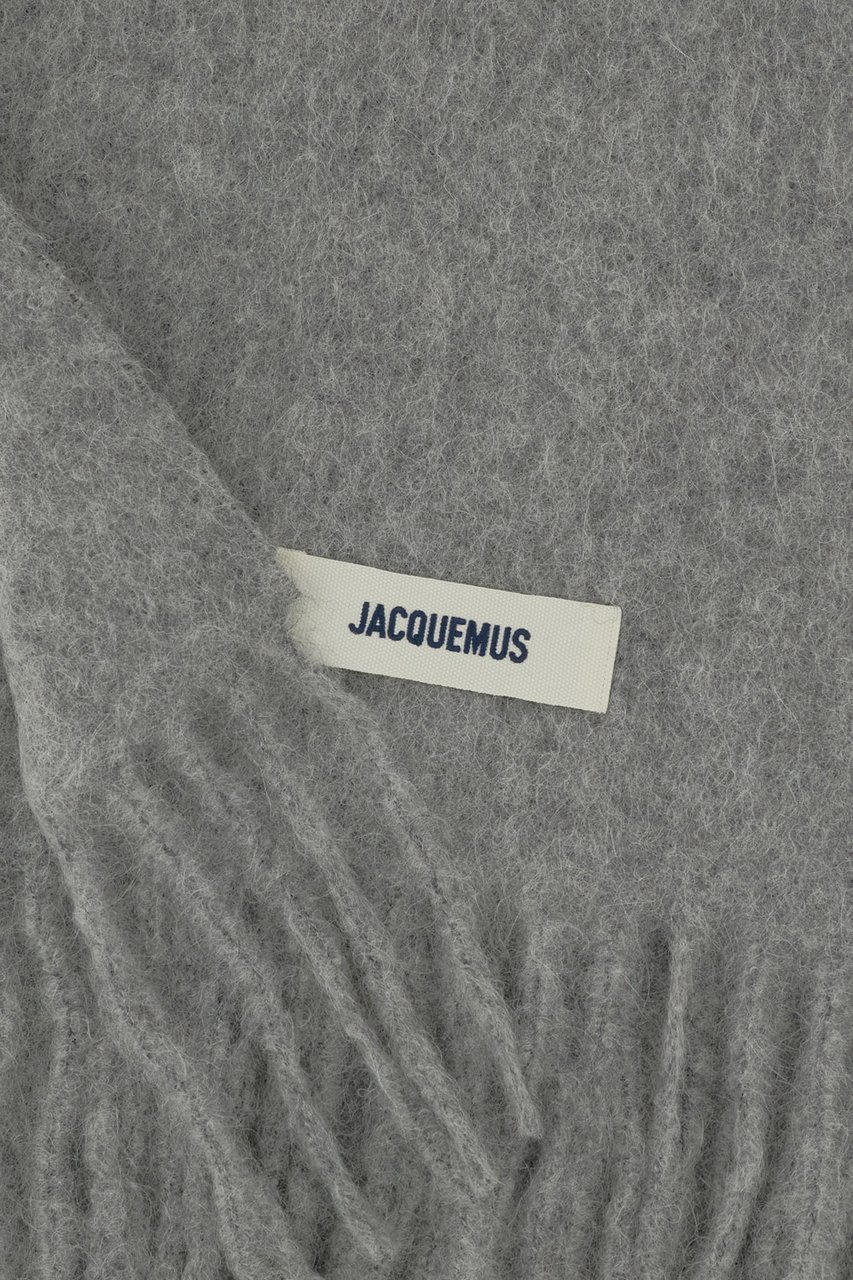 Jacquemus Fringed Grey Wool Blend Scarf With Embroidered Logo Grijs