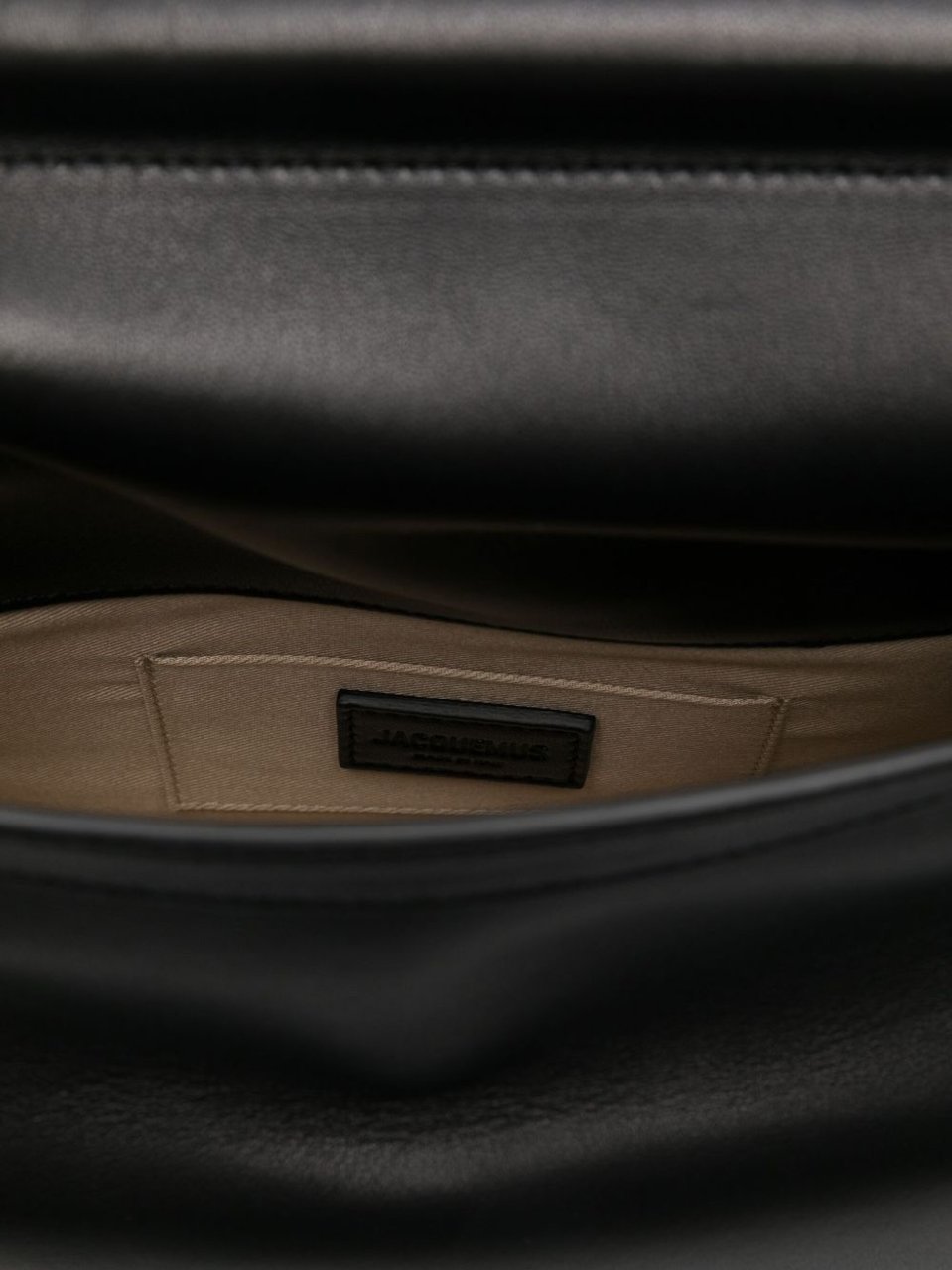 Jacquemus Folded Black Nappa Leather Clutch with Metal Closure Ends Zwart