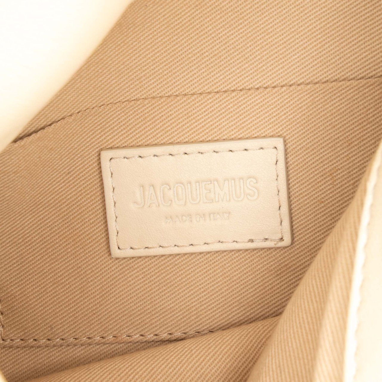 Jacquemus Smooth Calfskin La Pochette Rond Carre Wit