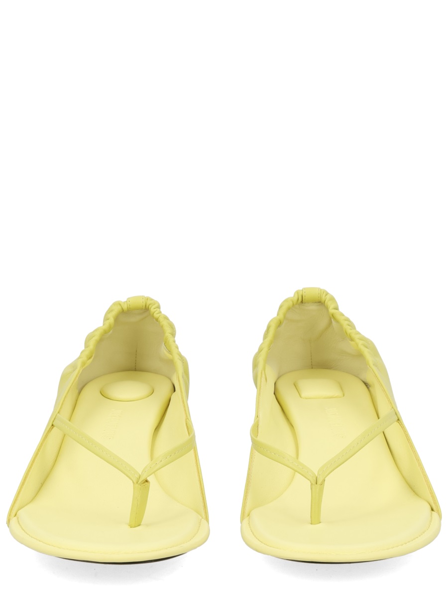 Jacquemus Lamb Leather Thong Ruched Back Sandals Goud