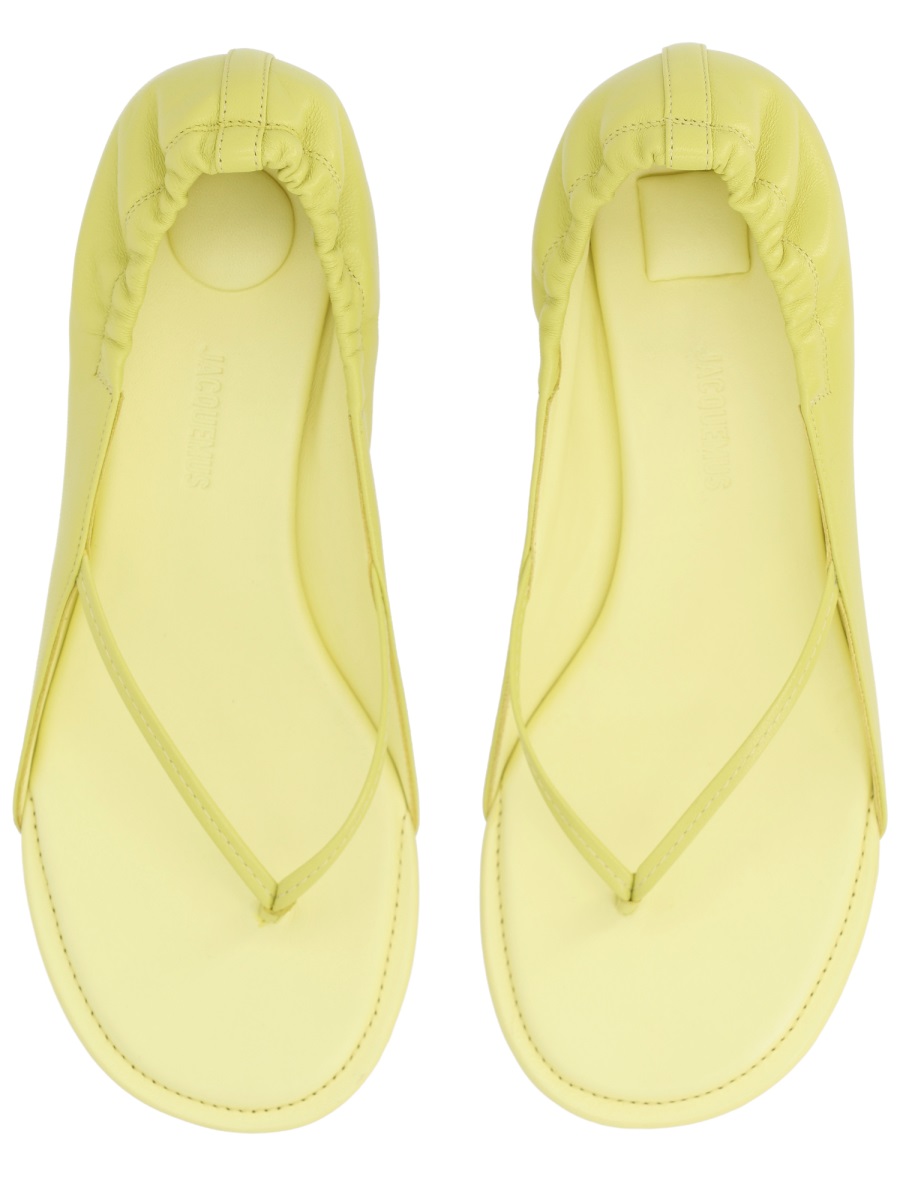 Jacquemus Lamb Leather Thong Ruched Back Sandals Goud
