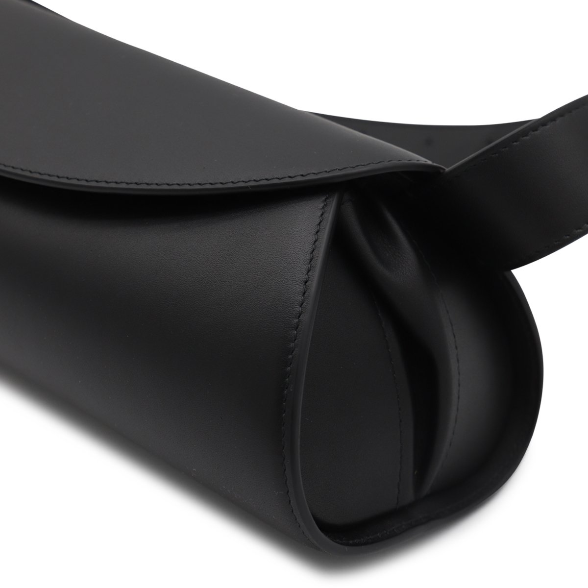 Jil Sander Cannolo Grande Black Leather Shoulder Bag with Magnetic Closure Zwart
