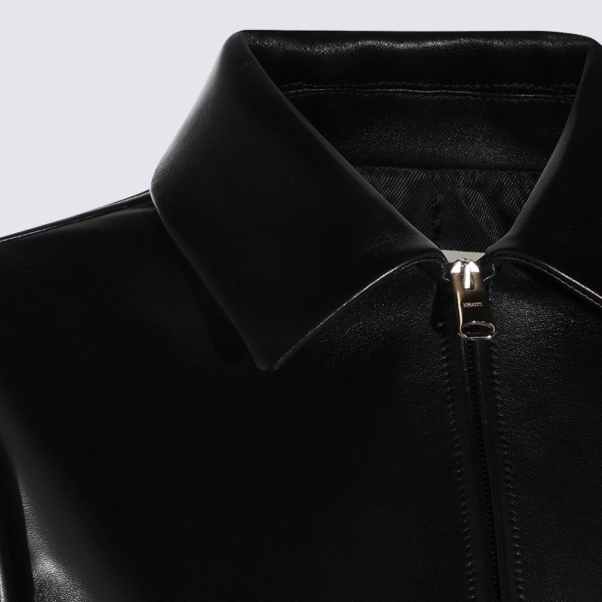 Khaite Streamlined Leather Jacket with Minimalist Design Zwart