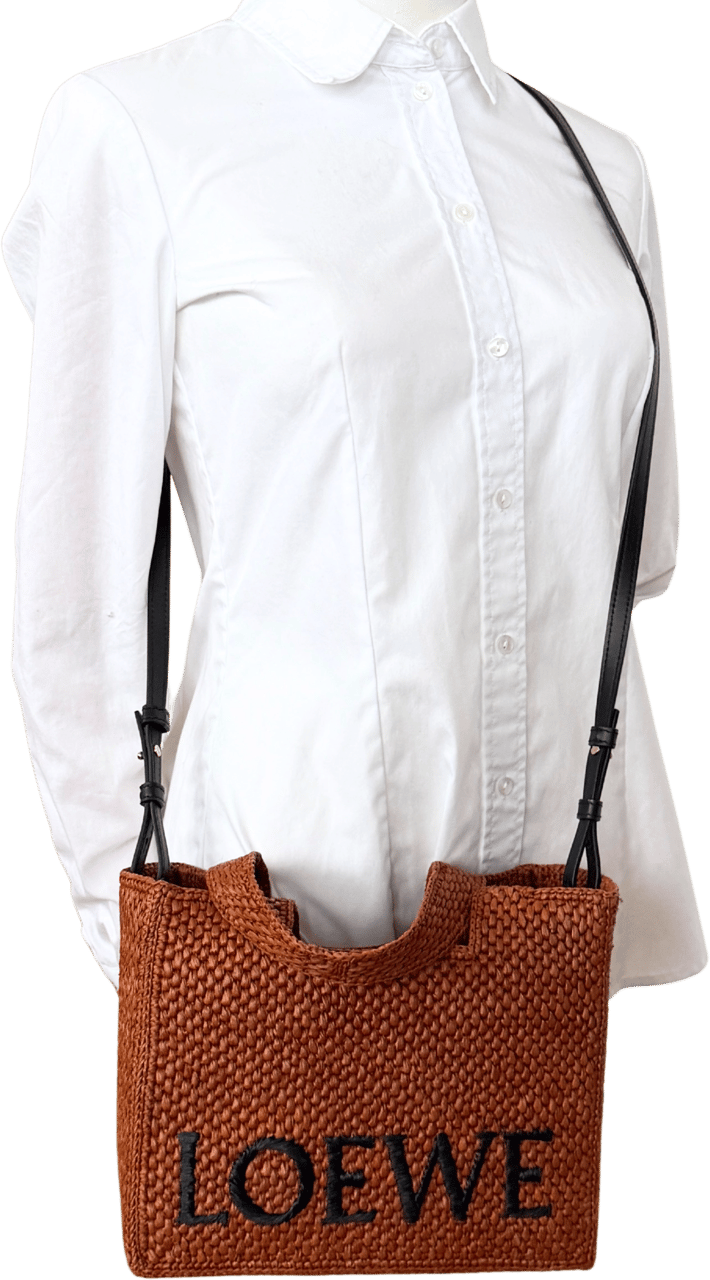Loewe Loewe kleine Font Tote Bag aus Bast Braun / neuwertig Bruin