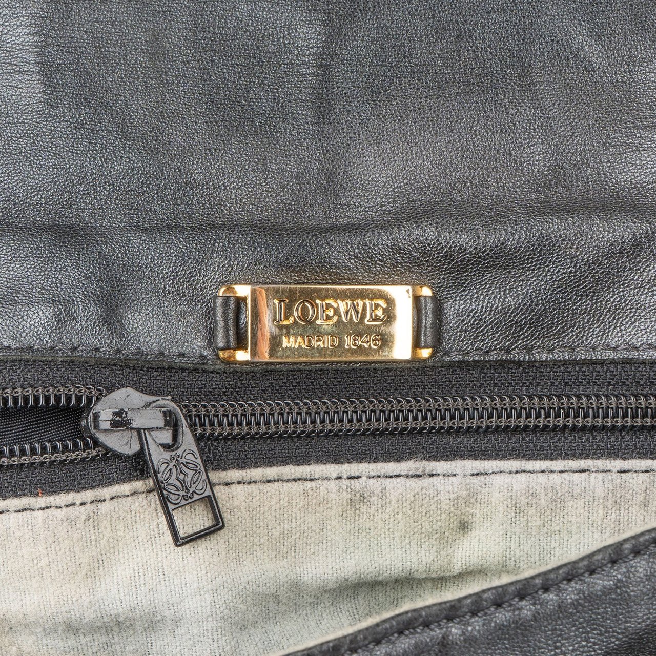 Loewe Leather Vintage D-Ring Flap Crossbody Bag Zwart