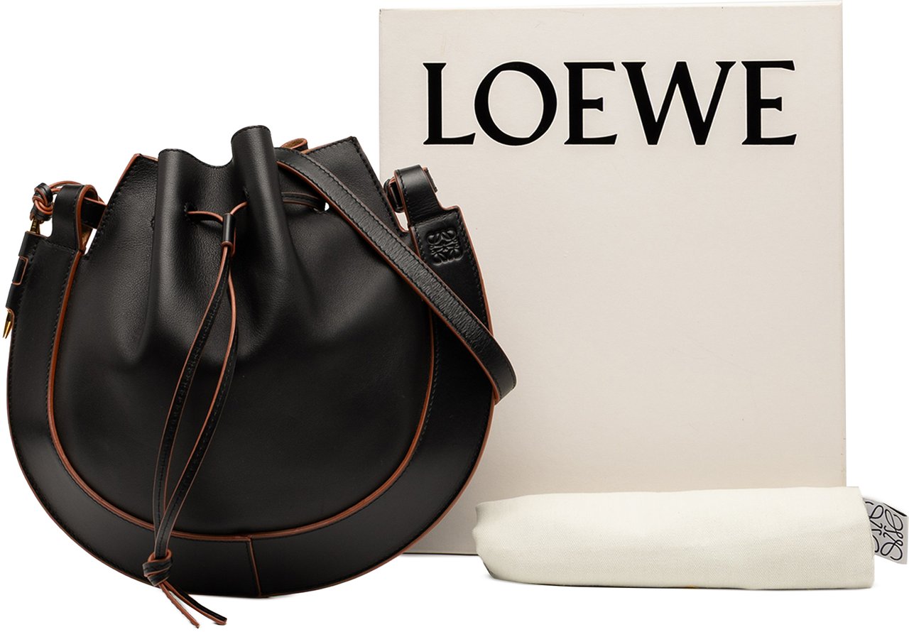 Loewe Medium Leather Horseshoe Crossbody Zwart