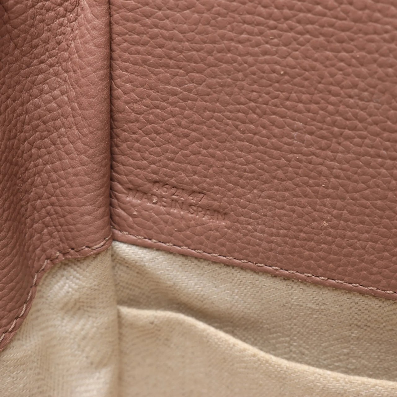 Loewe LOEWE Hammock Mini Leather 2Way Handbag in Dusty Pink Bruin