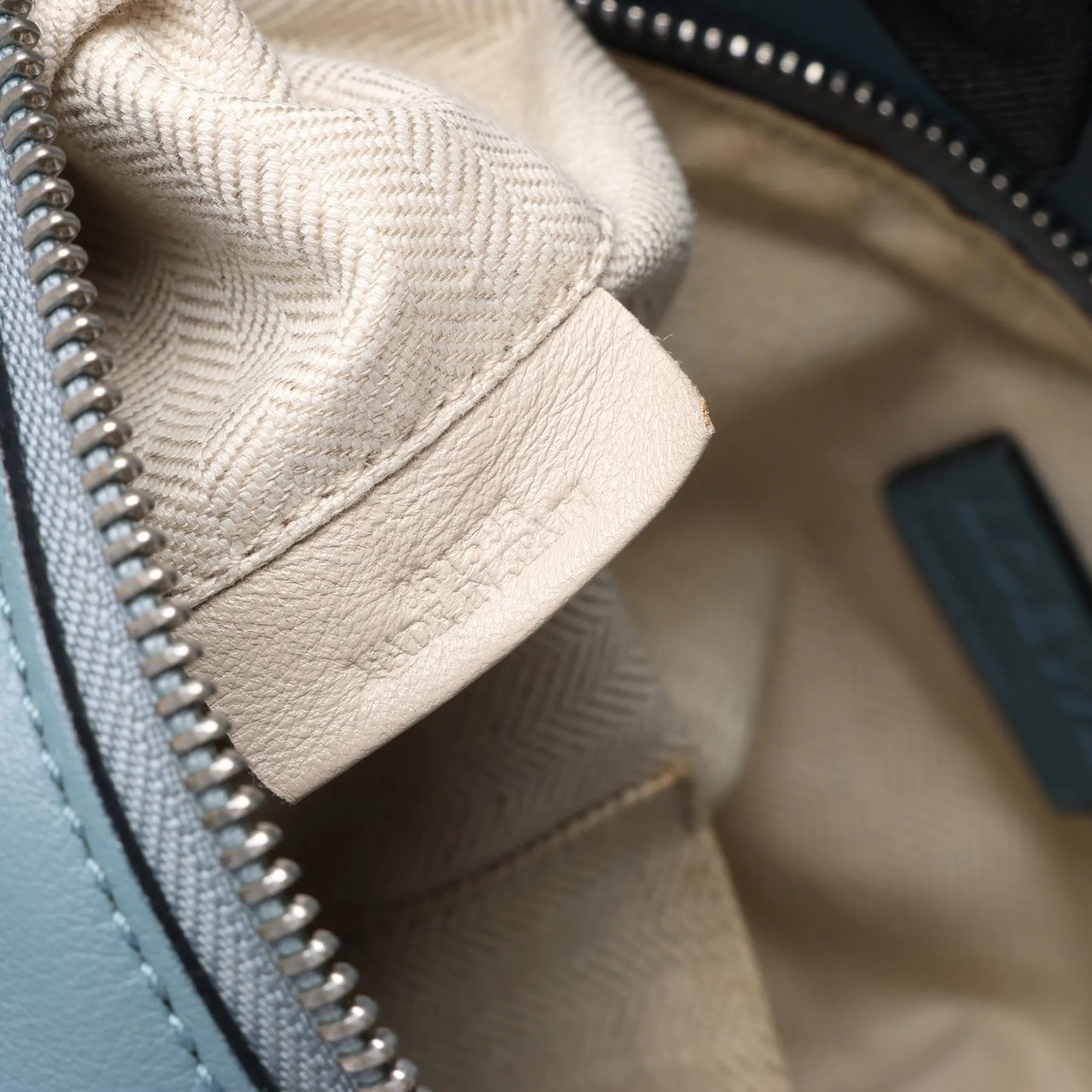 Loewe LOEWE Puzzle Medium Leather 2Way Handbag in Blue Blauw