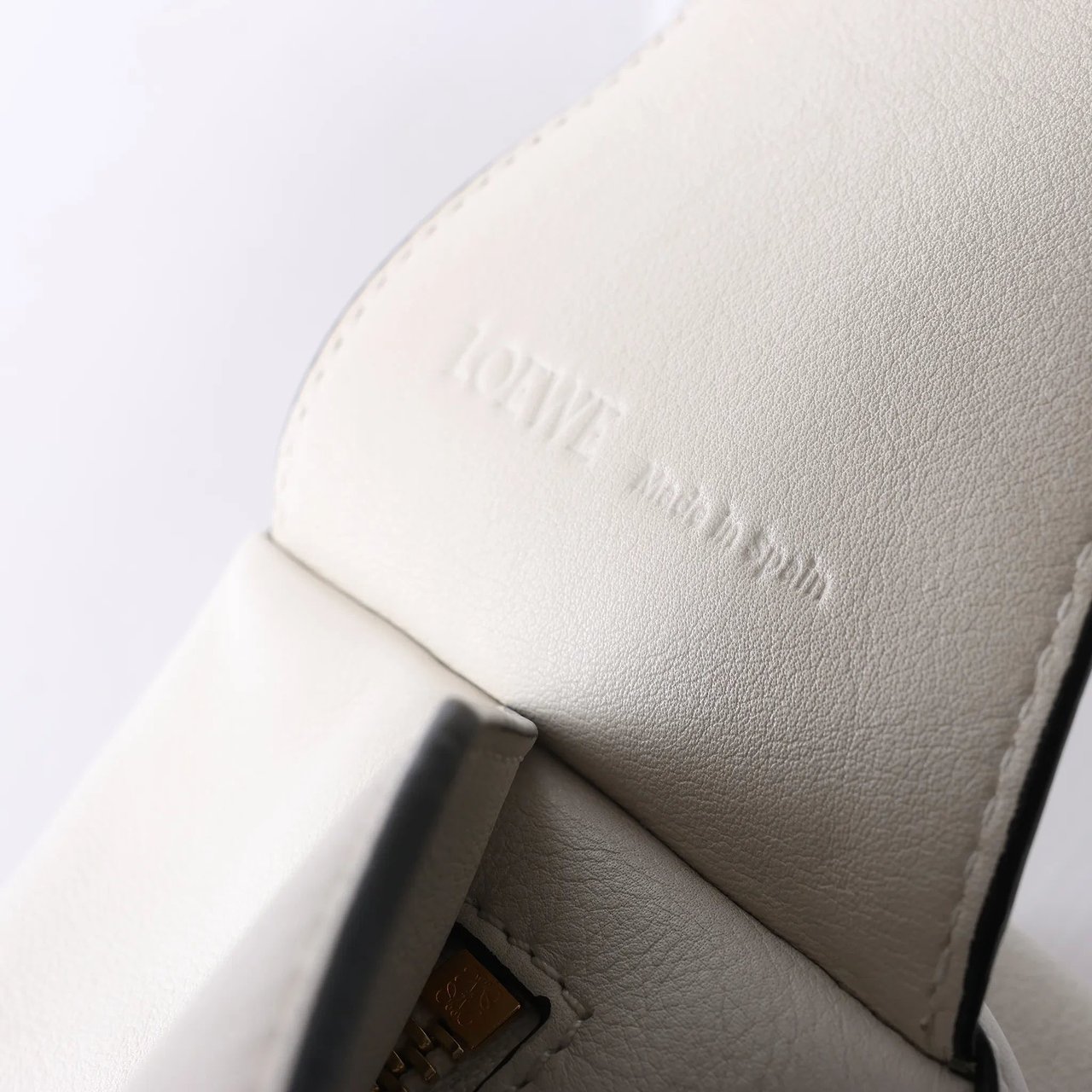 LOEWE Puzzle Hobo Leather Shoulder Bag in White Wit