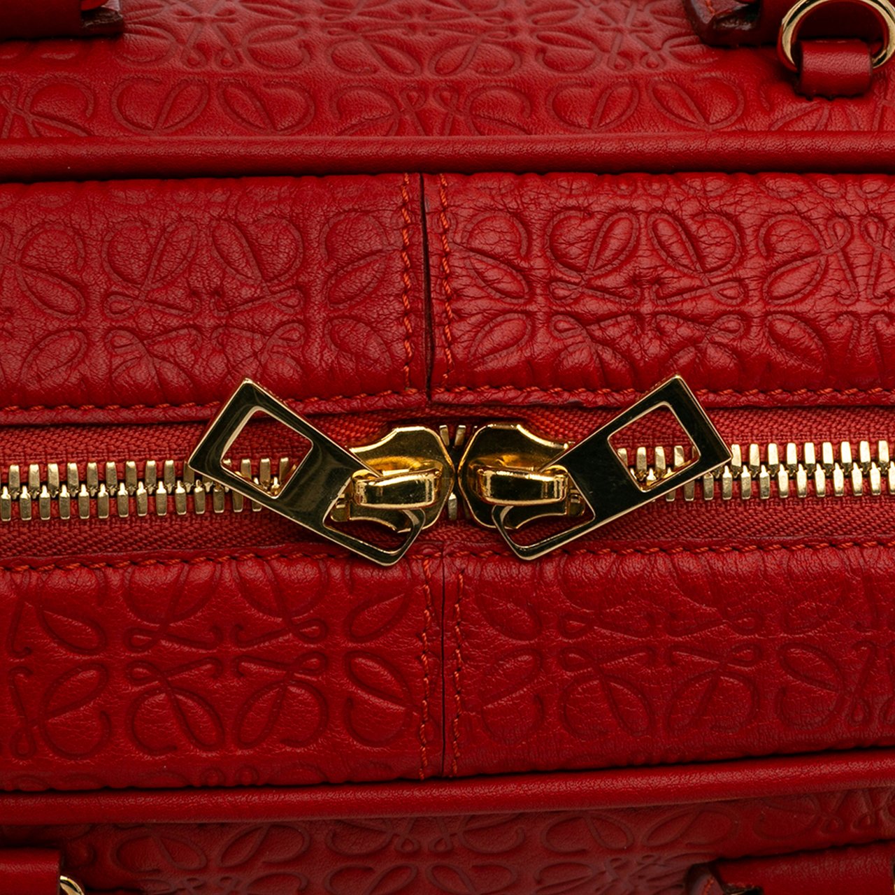 Loewe Anagram Embossed Leather Amazona 75 Rood