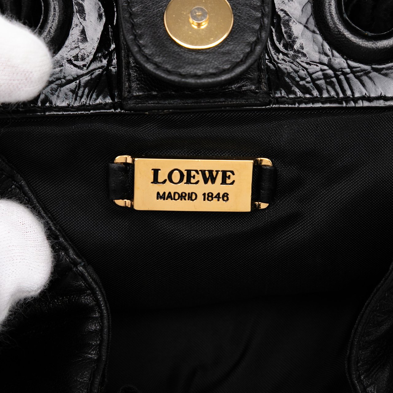 Loewe Studded Leather Drawstring Crossbody Zwart