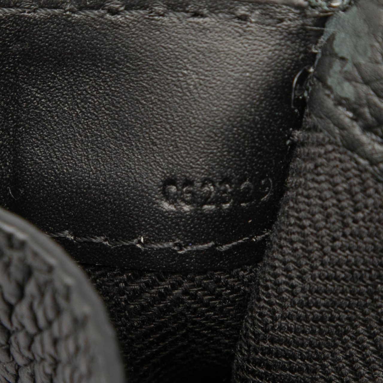 Loewe Grained Calfskin Vertical T Pocket Pouch Zwart