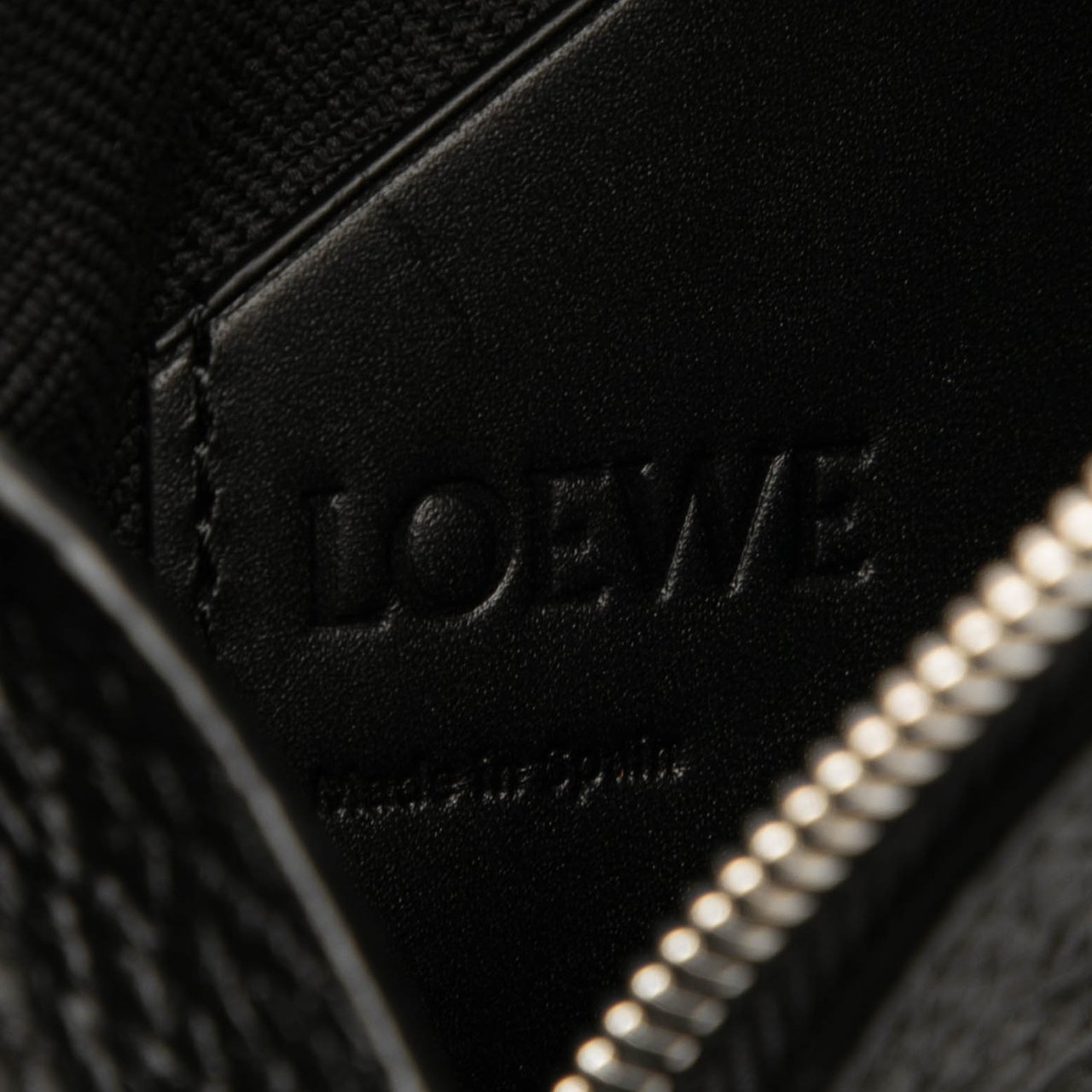 Loewe Grained Calfskin Vertical T Pocket Pouch Zwart