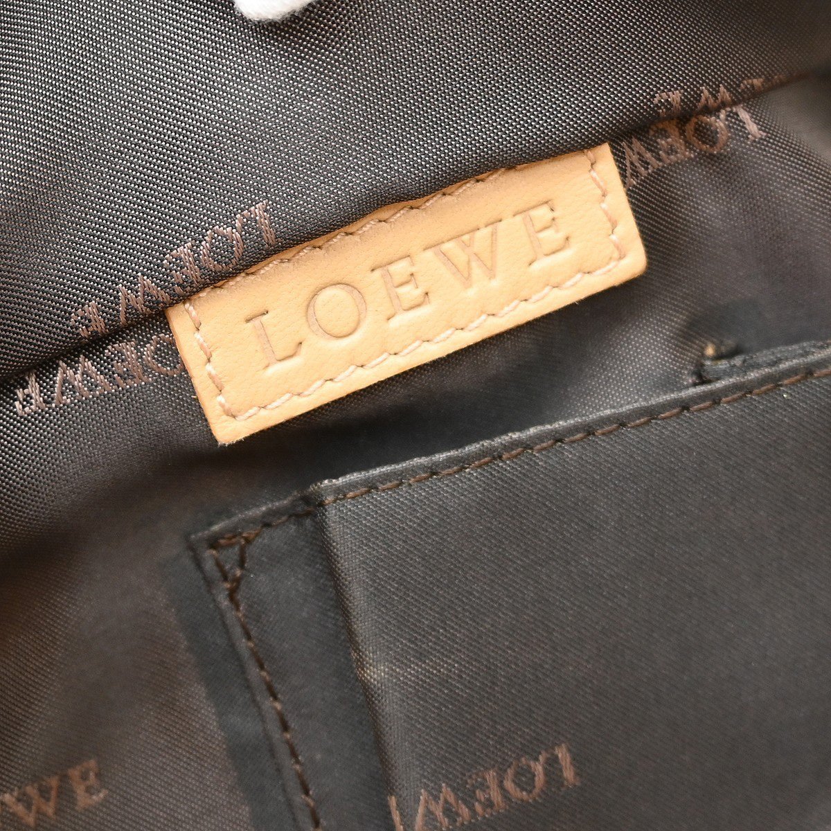 Loewe Anagram Logo Nappa Aire Hand Leather Zwart